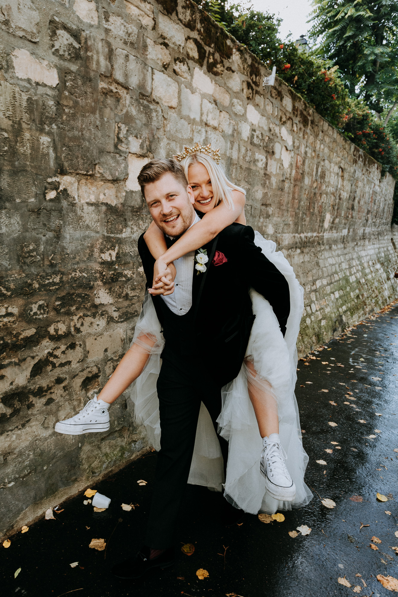 Paris wedding photographer: Montmartre couple photo session time for the bride and groom