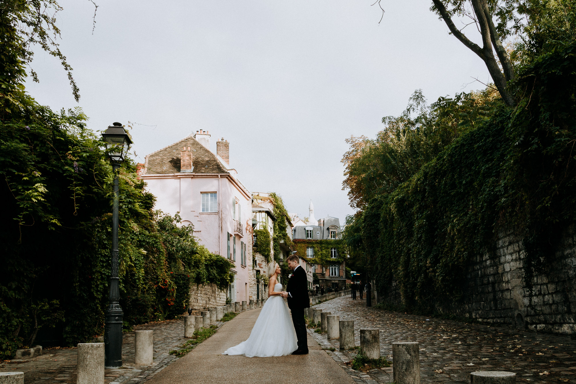Paris wedding photographer: Montmartre couple photo session time for the bride and groom
