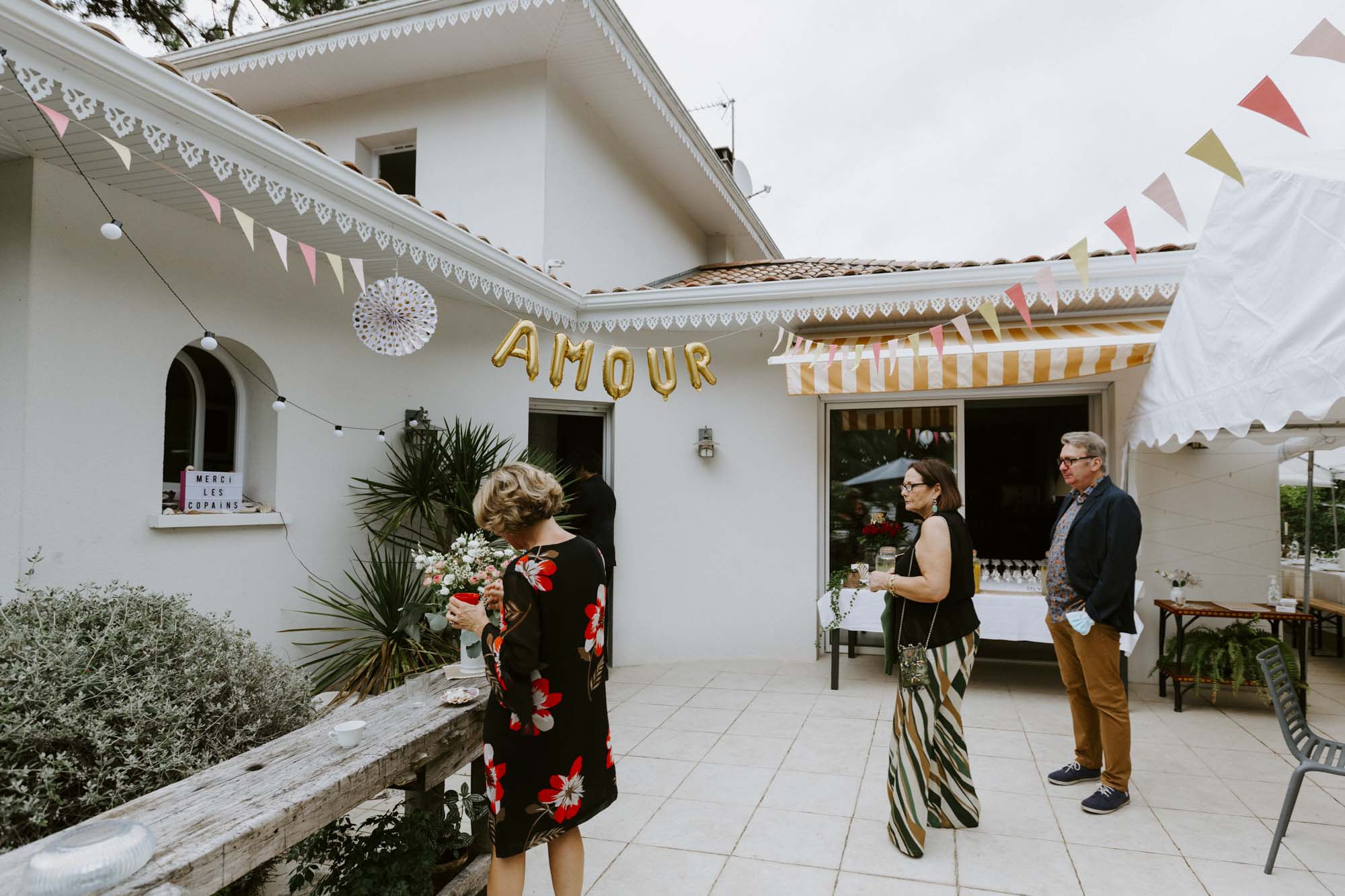 Wedding in Arcachon, France: the family put the final touches to the house decoration