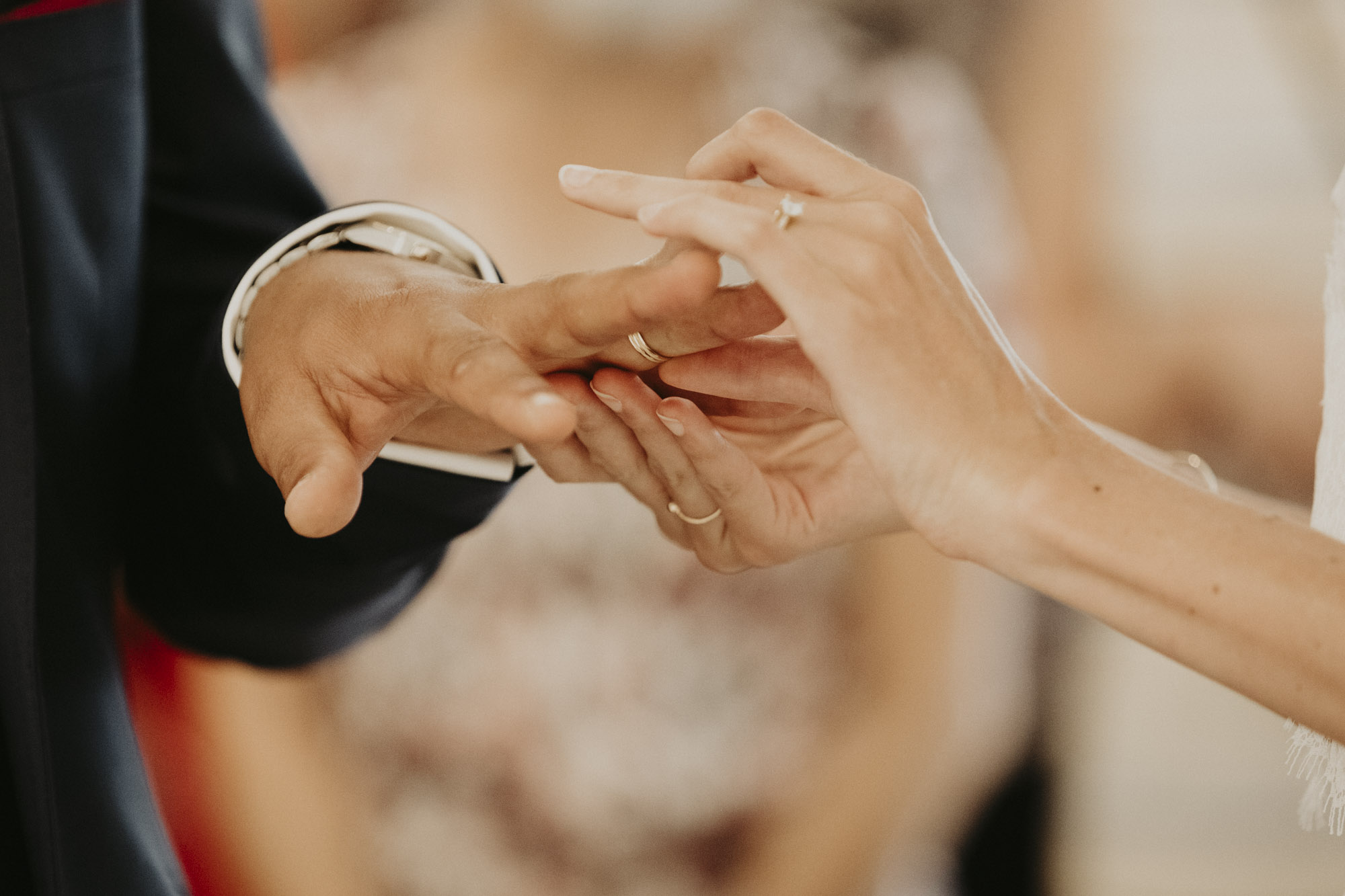 Arcachon wedding photographer: the French bride and groom exchange rings