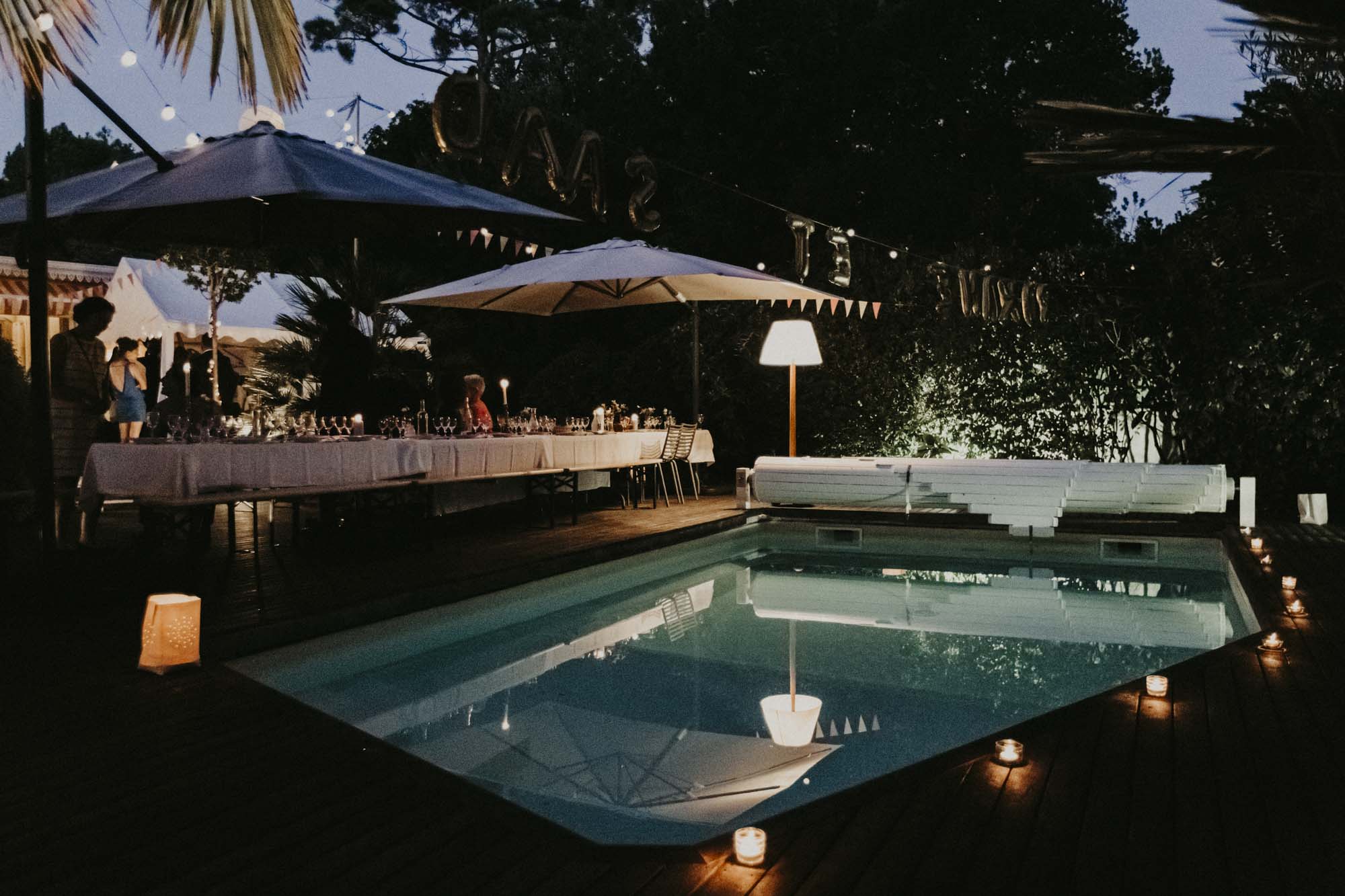 Bordeaux wedding photographer: night shot of the family pool in Arcachon