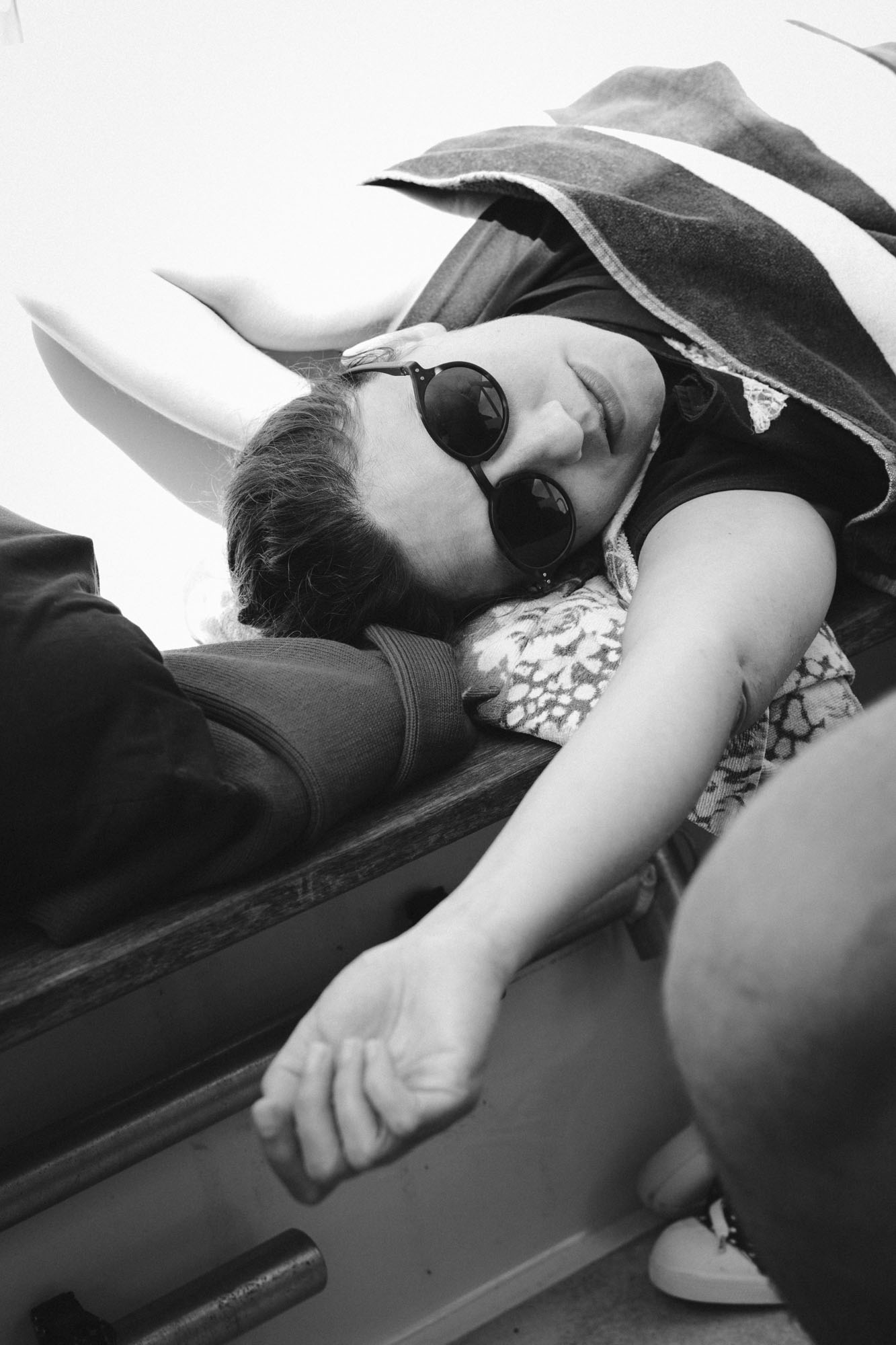 Arcachon wedding photographer: some guests fall asleep on the boat thanks to the nice rhythm of the waves