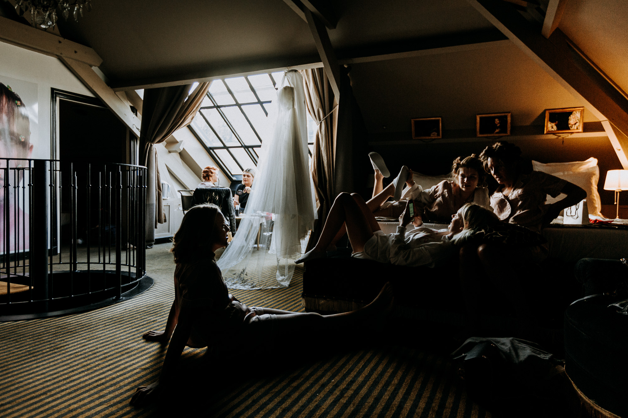 la mariée se détend avec ses soeurs et amies dans la Suite Eiffel de l hôtel Particulier à Montmartre. En arrière-plan sa robe de mariée Suzanne Neville attend d être portée