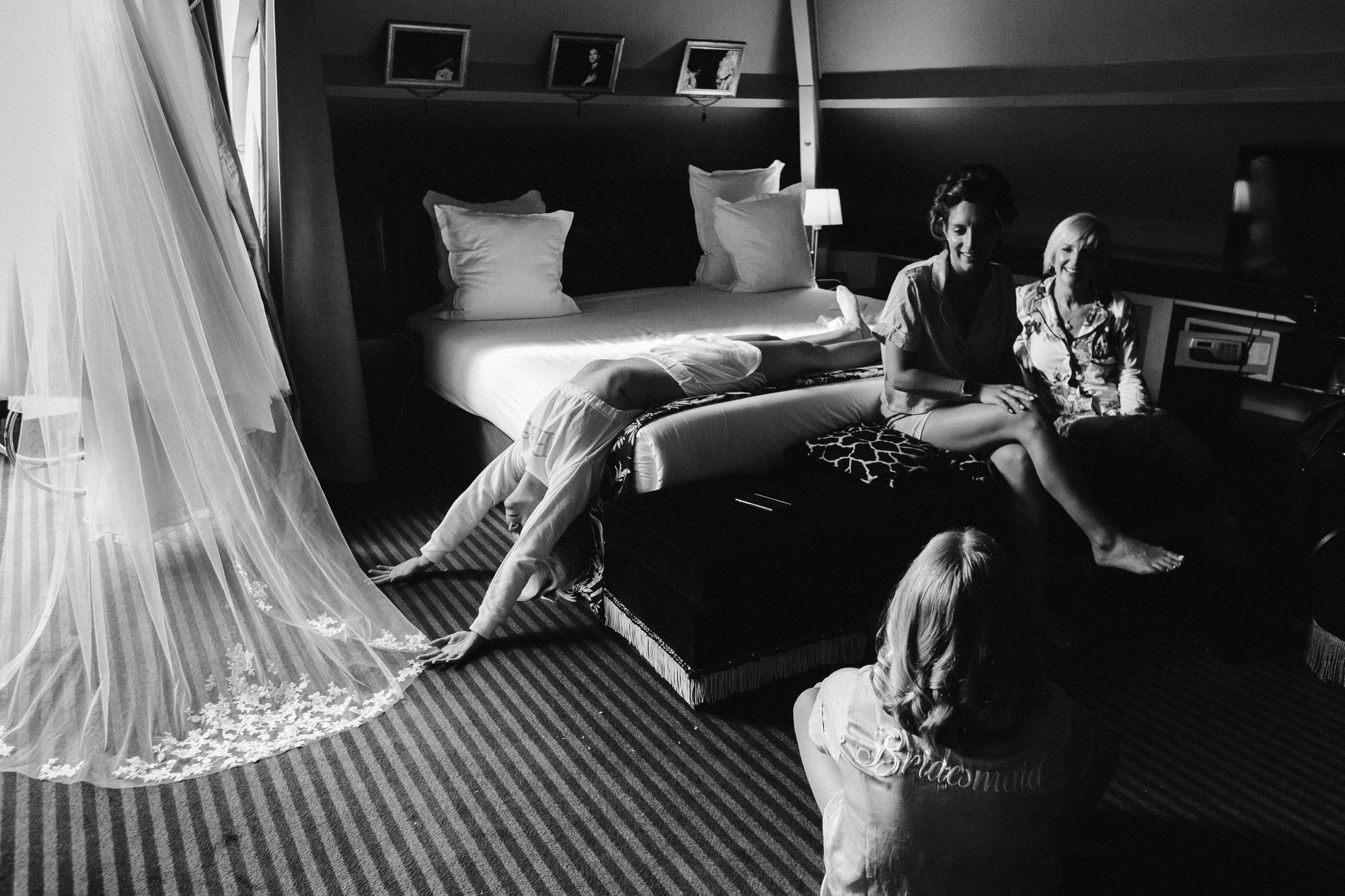 la mariée essaie de se détendre en s étirant dans la Suite Eiffel de l hôtel Particulier à Montmartre le matin de son mariage
