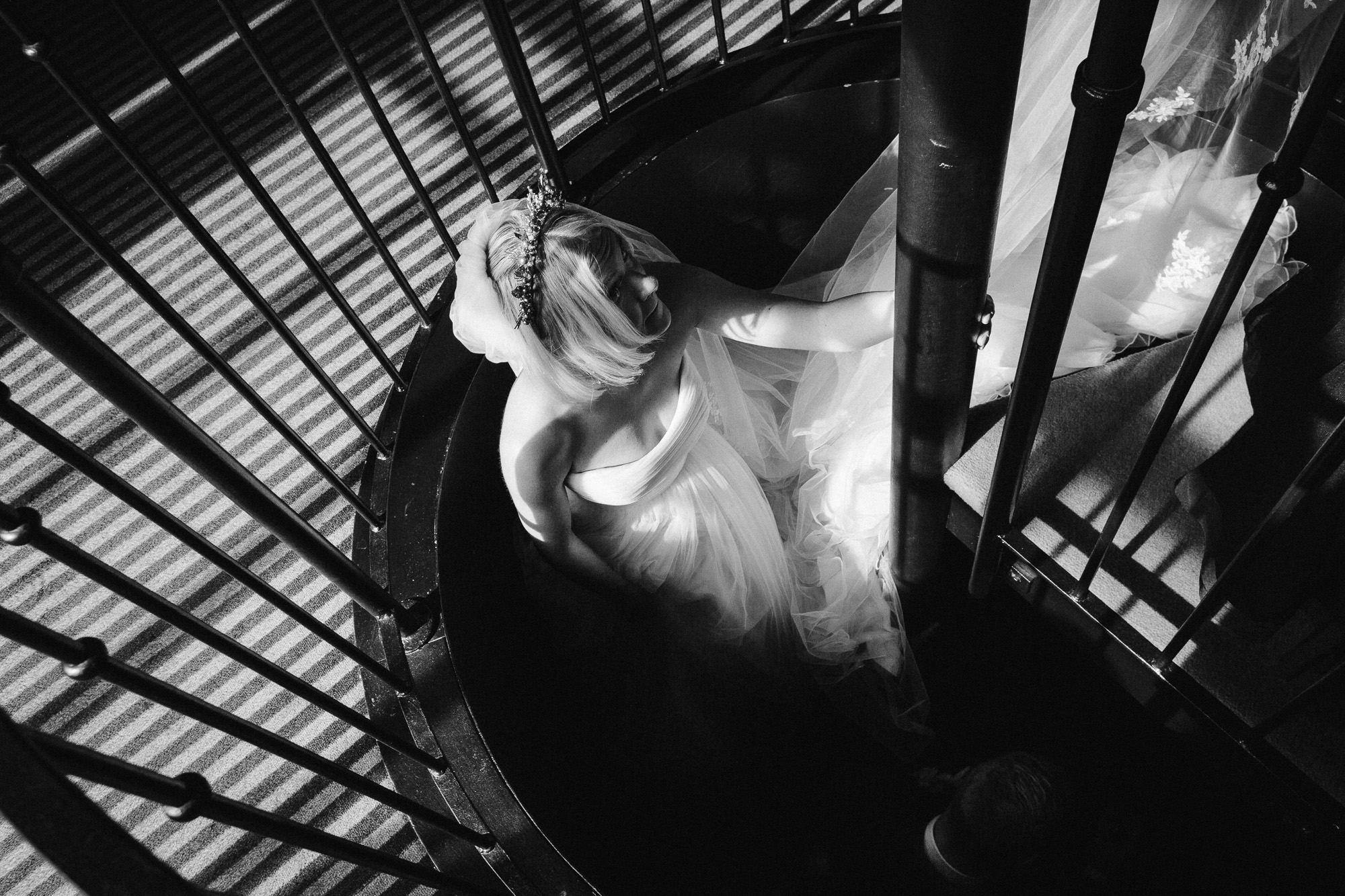 La mariée prête dans sa robe Suzanne Neville descend les escalier de la Suite Eiffel de l'Hôtel Particulier à Montmartre