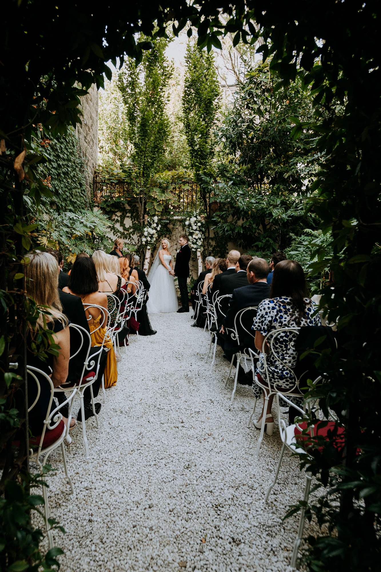 Vue d'ensemble du coin de jardin réservé aux cérémonies de mariage à l'hôtel particulier de Montmartre