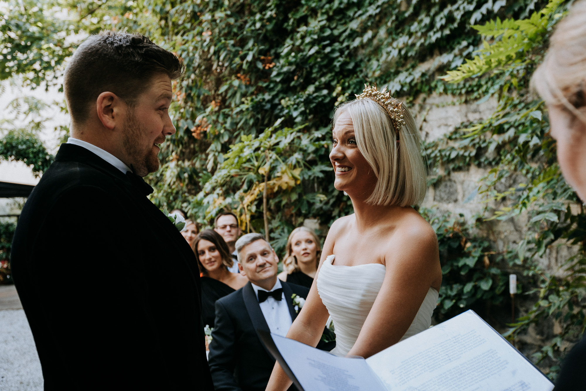 les mariés se regardent avec bcp d'émotion et de joie lors de la confirmation de leur union