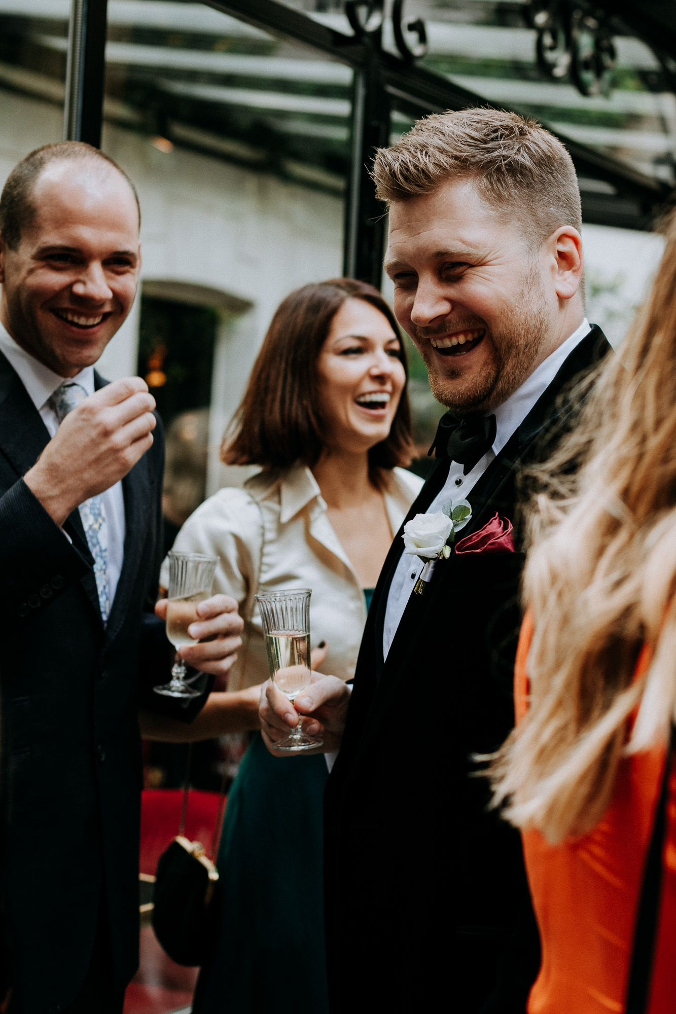 le marié profite de ses invités pendant le vin d'honneur