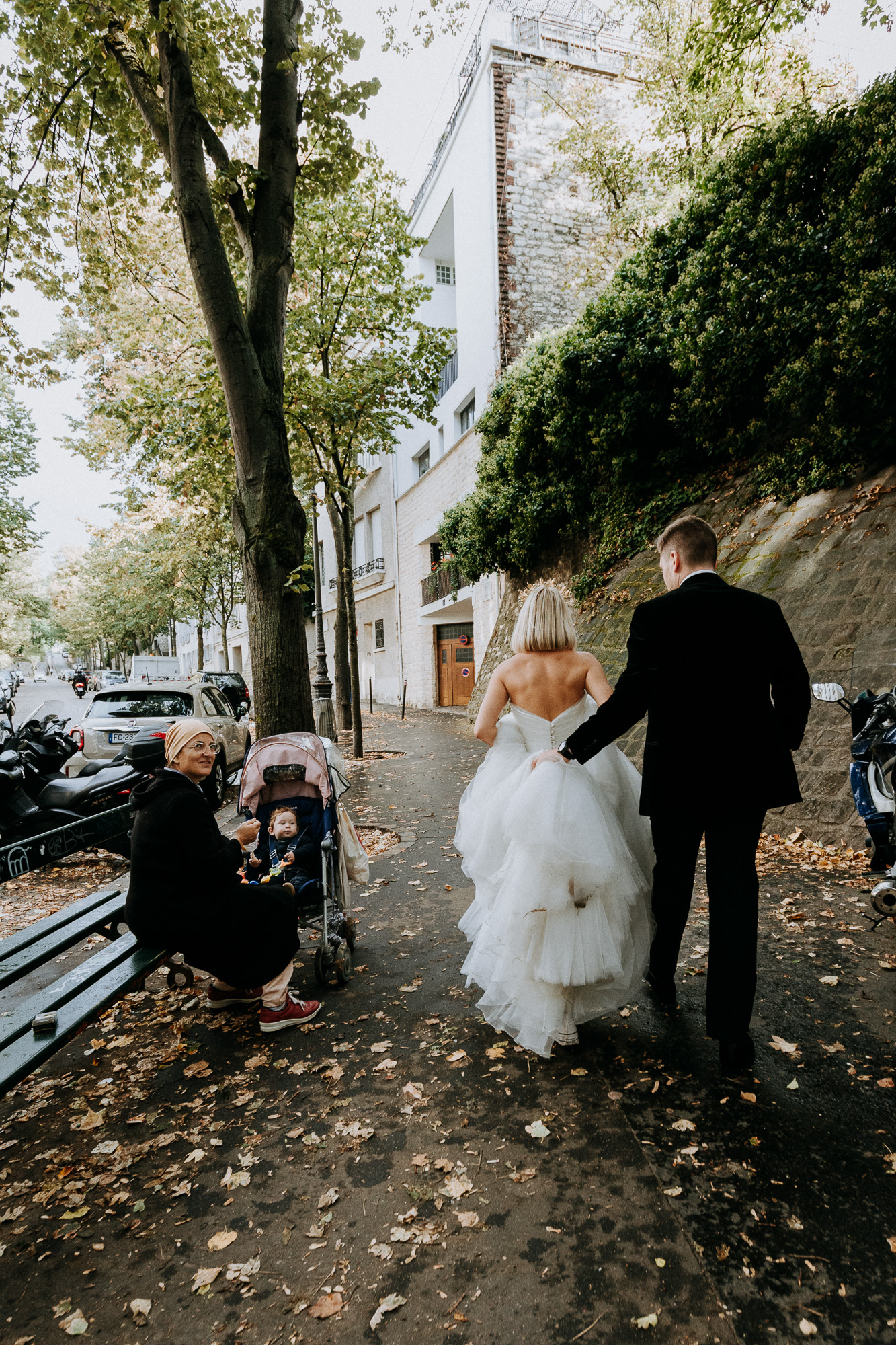 Une passante avenue Junot à Montmartre félicite les mariés sur leur union en les voyant passer devant elle