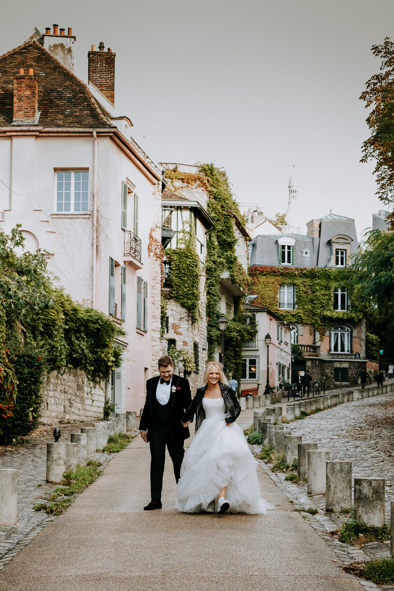 Séance photo des mariés dans les ruelles et les marches de Montmartre à Paris