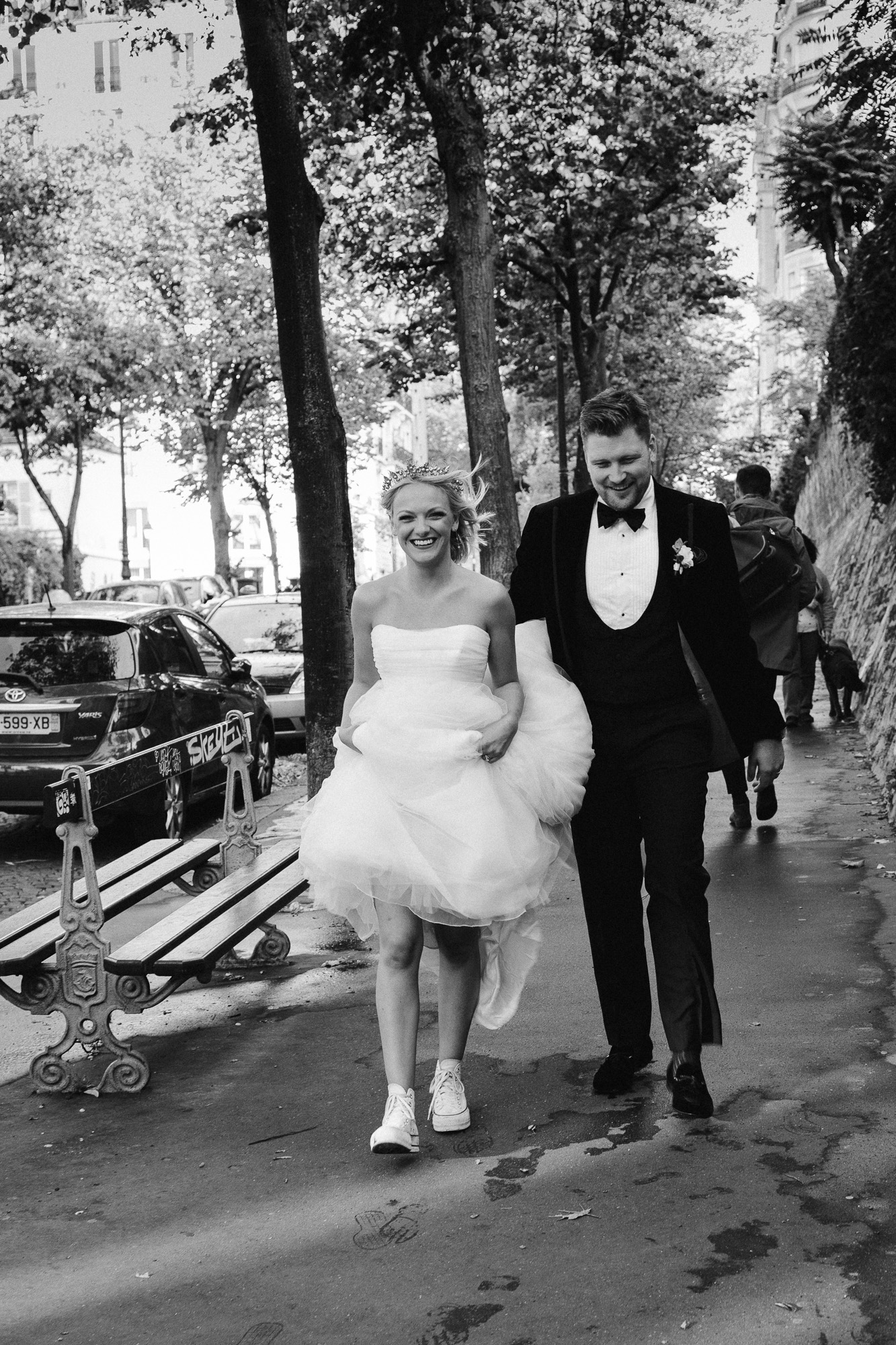 les mariés marchent avenue Junot en direction de l'Hôtel Particulier à Montmartre