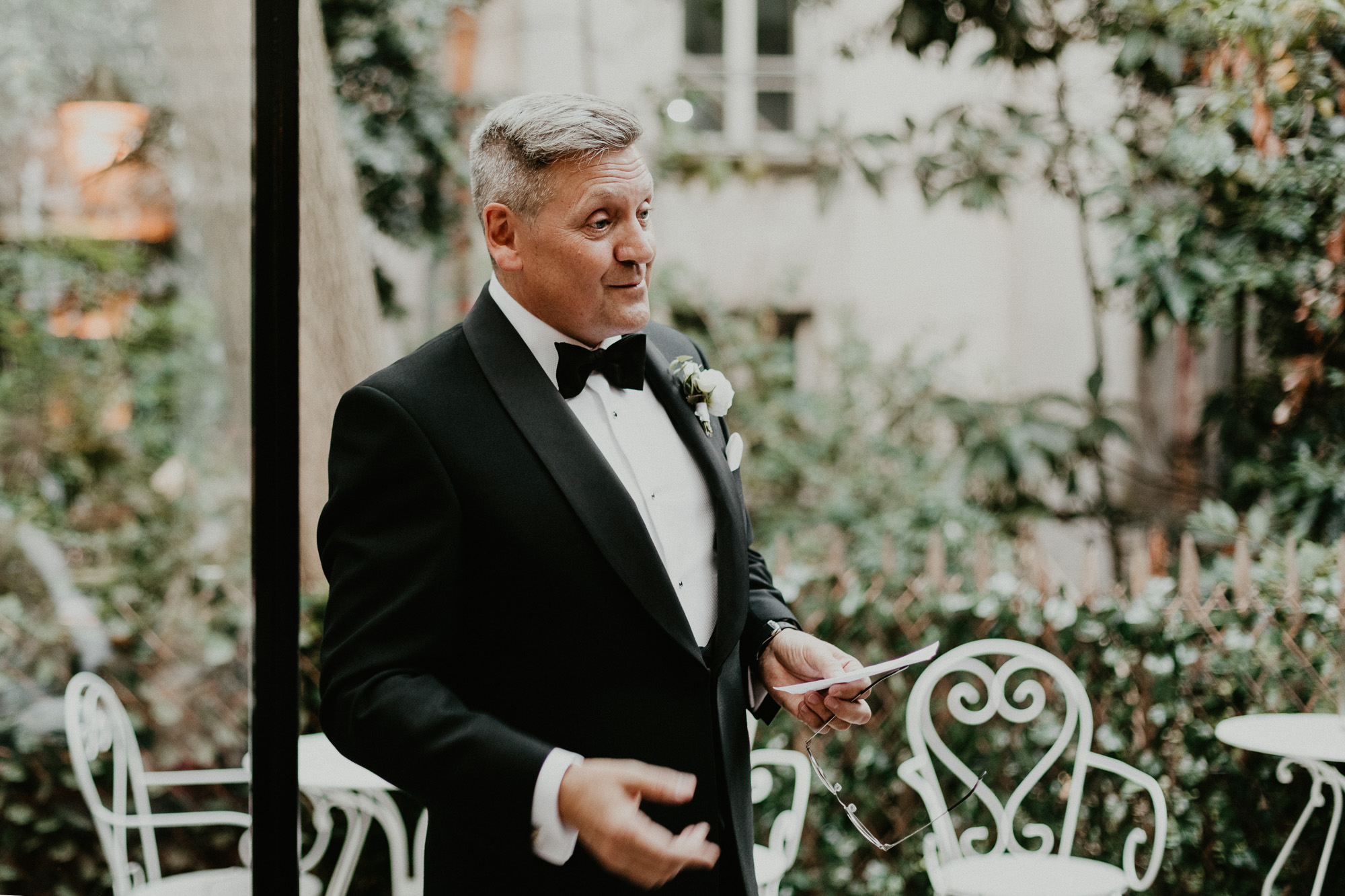 Le père de la mariée lance les festivités des discours avant le diner, le tout dans le décor cosy du Très Particulier, le bar de l'Hôtel Particulier à Montmartre qui avait été privatisé pour l'occasion