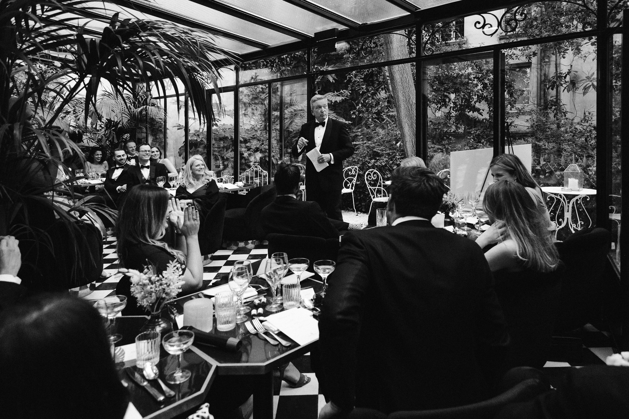 le père du marié porte un toast avant le diner dans la veranda du Très Particulier, le bar de l'Hôtel Particulier à Montmartre qui avait été privatisé pour l'occasion