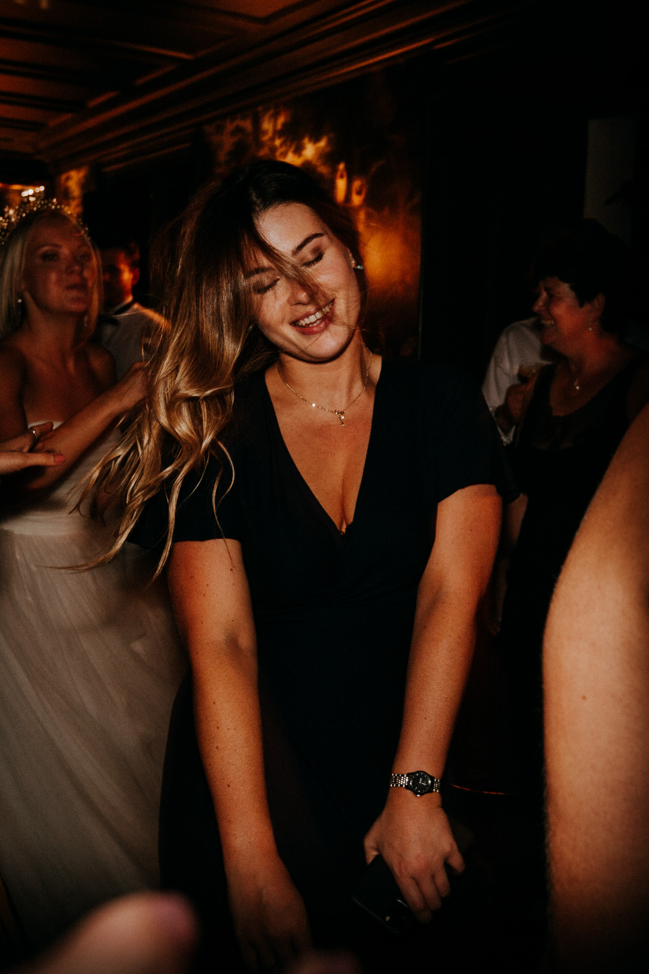 une invitée dansant sur les sons du Très Particulier, le bar de l'Hôtel Particulier à Montmartre