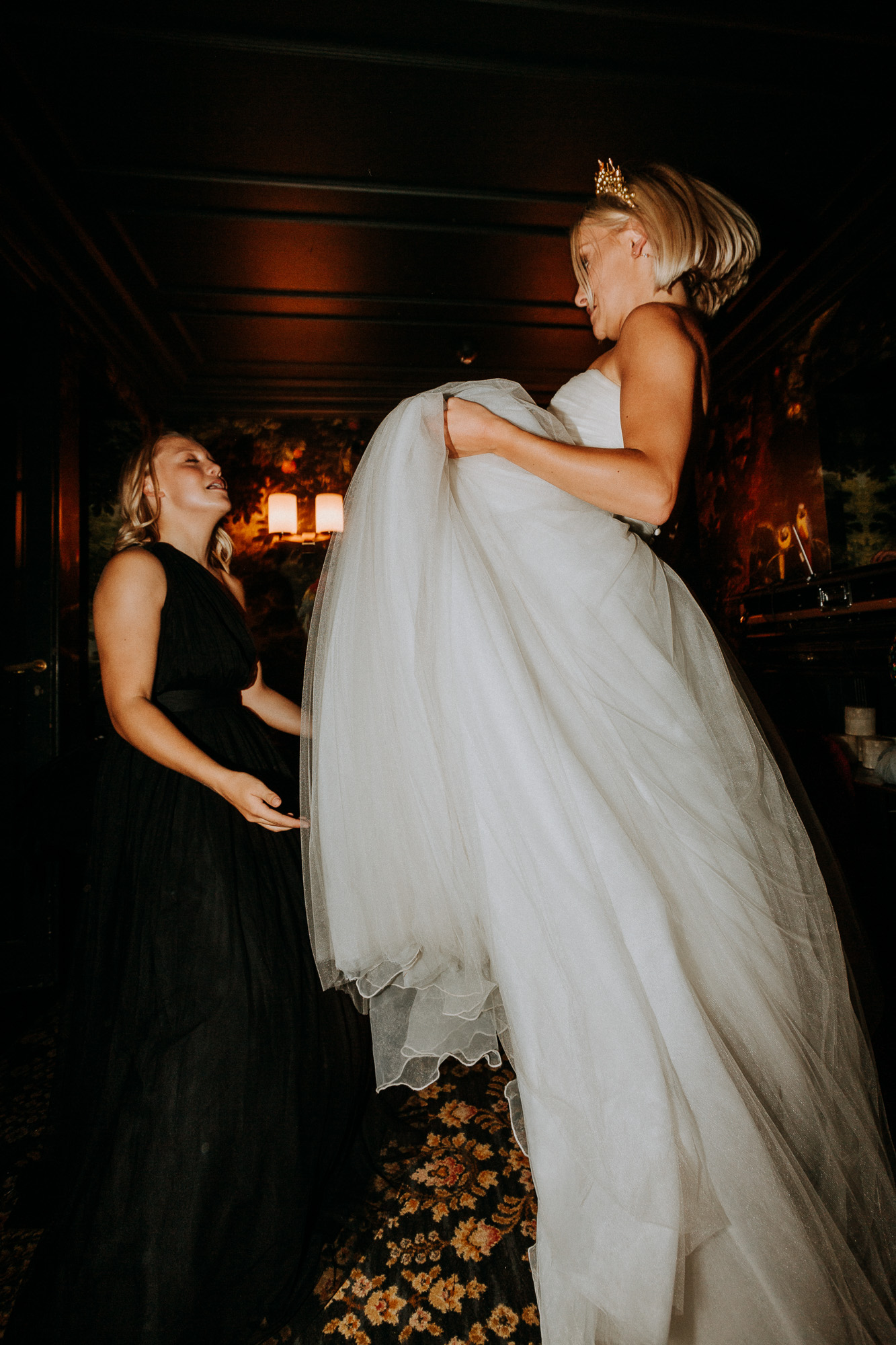 la mariée et sa soeur profitent de la musique du Très Particulier, le bar de l'Hôtel Particulier à Montmartre