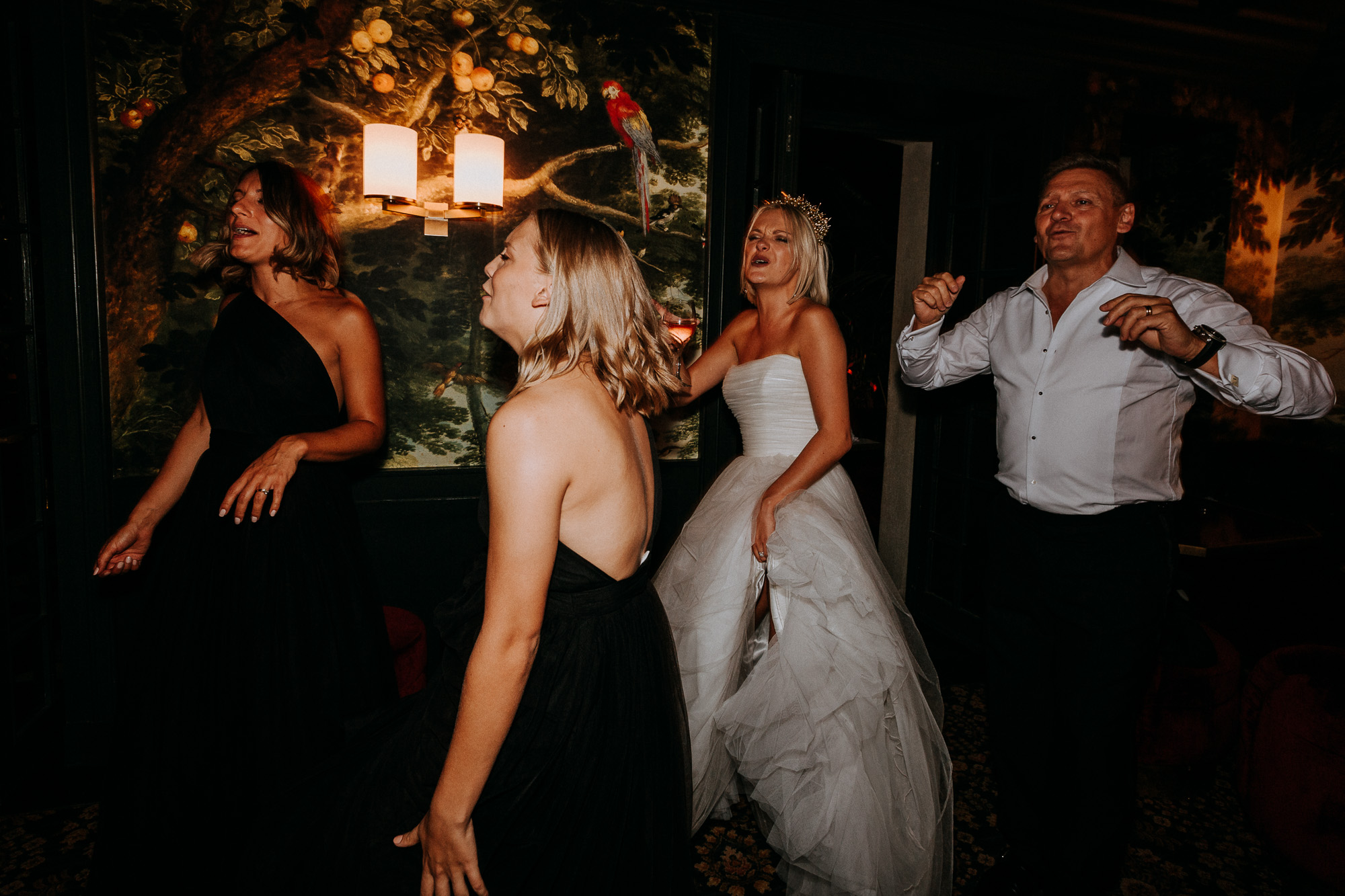 la mariée danse avec son père, sa soeur et sa meilleure amie