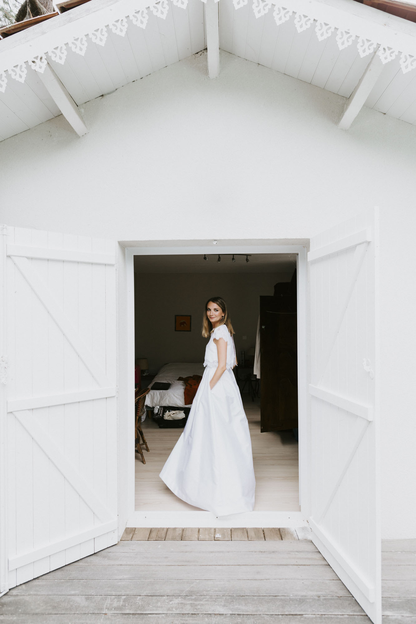 Mariage à Arcachon: la mariée fait tourner sa robe dans l'entrée du petit chalet de la maison familiale arcachonnaise où elle s'est préparée