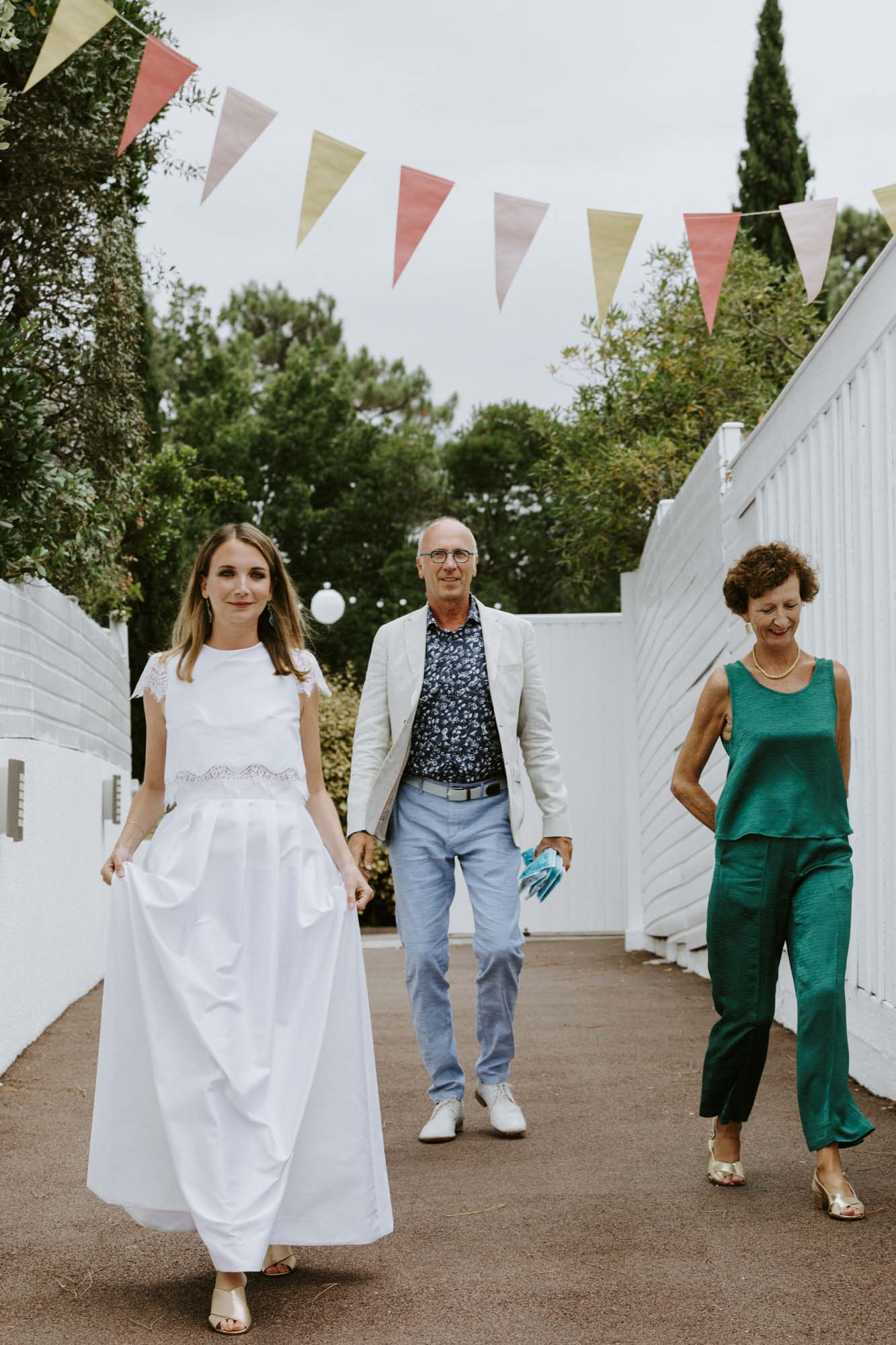 Mariage à Arcachon: la mariée et ses parents quittent le domicile familial pour se rendre à la cérémonie civile qui a lieu à la mairie du Pyla-sur-Mer