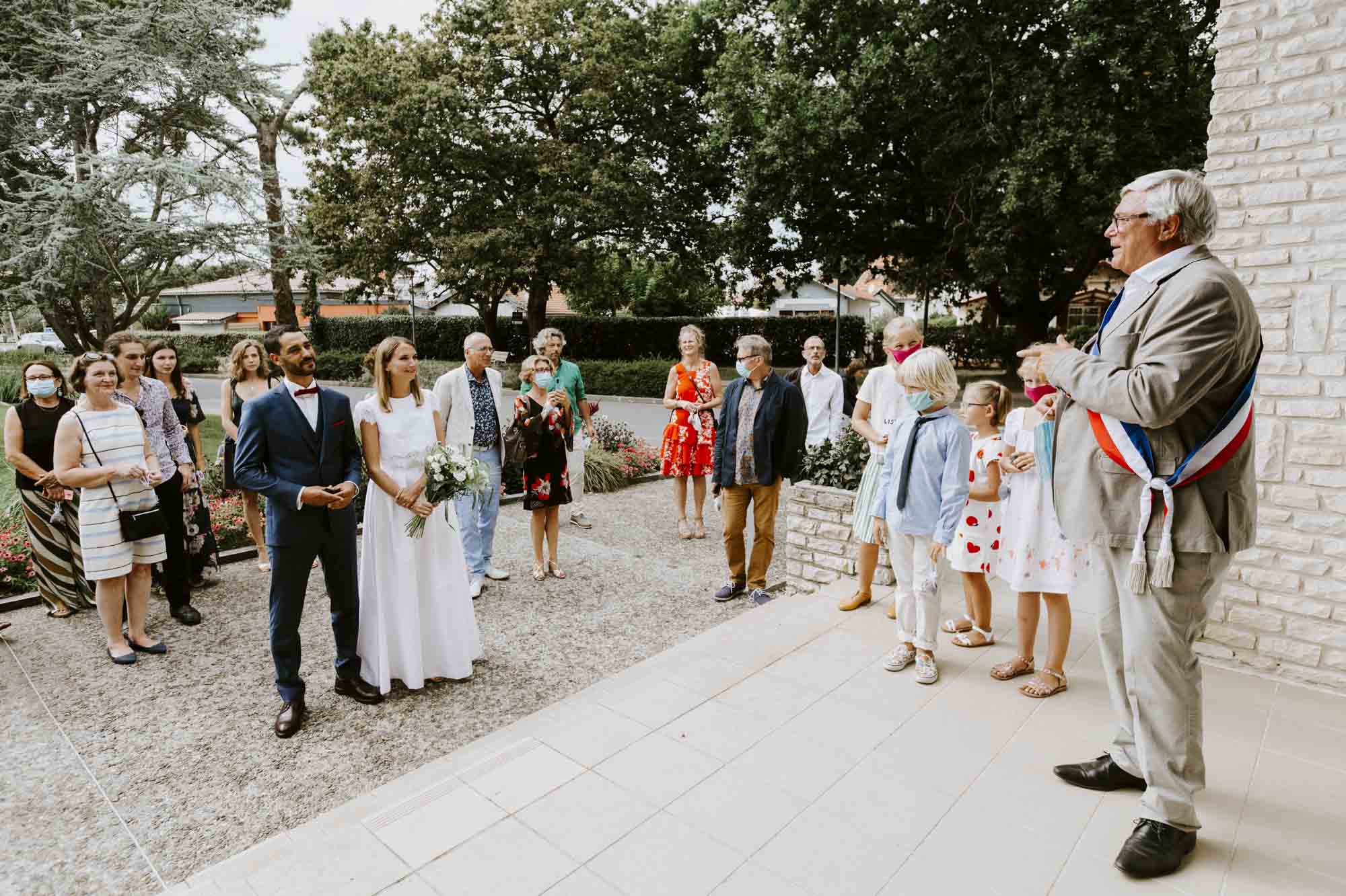 Mariage à Arcachon: la cérémonie civile au Pyla-sur-Mer commence en exterieur afin que tout les invités puissent y participer