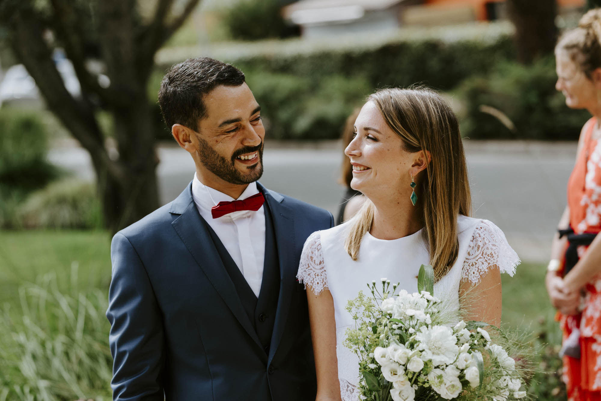 Mariage à Arcachon: la cérémonie civile au Pyla-sur-Mer commence en exterieur afin que tout les invités puissent y participer