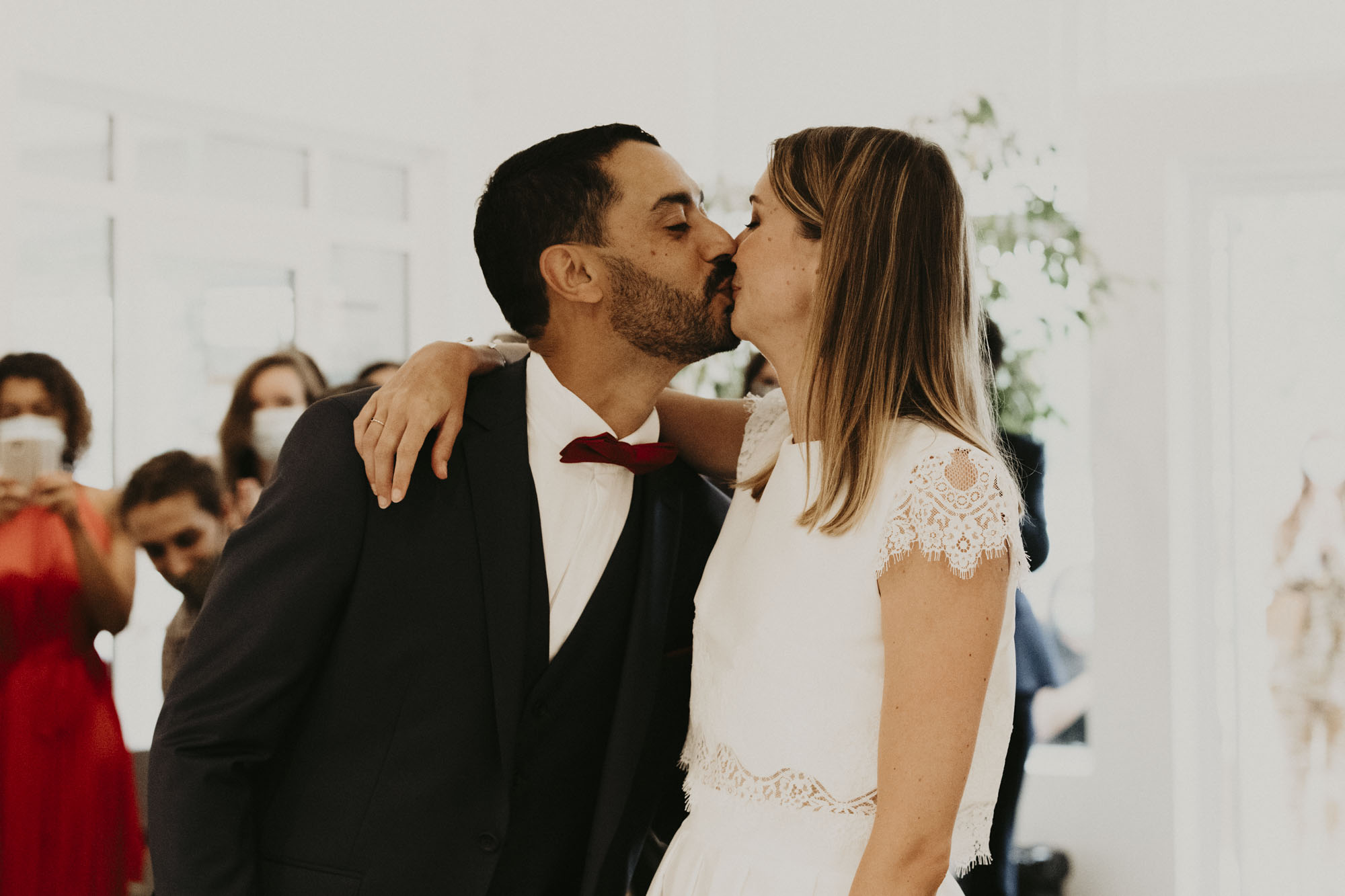 Mariage à Arcachon: les mariés s'embrassent pendant la cérémonie civile au Pyla-sur-Mer