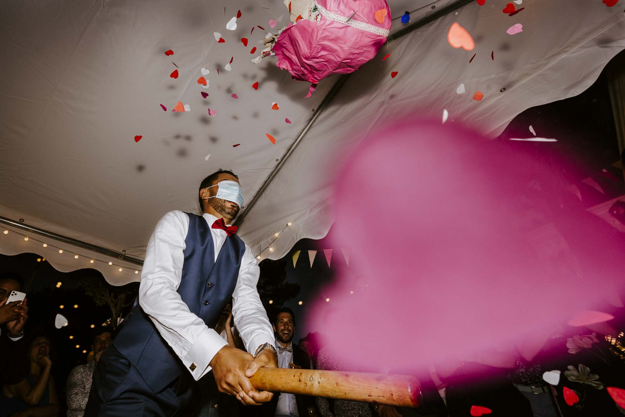 Mariage à Arcachon: le marié réussit à ouvrir la piñata préparée par les invités, une multitude de coeurs en papier en sort