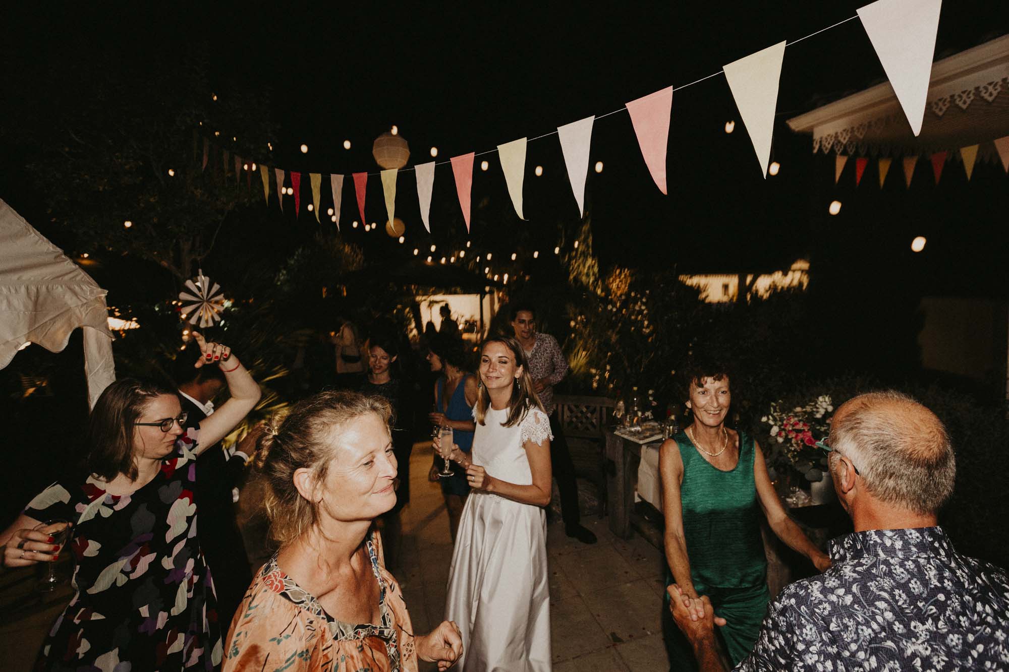 Mariage à Arcachon: les invités profitent de la soirée dans le jardin de la maison familiale arcachonnaise